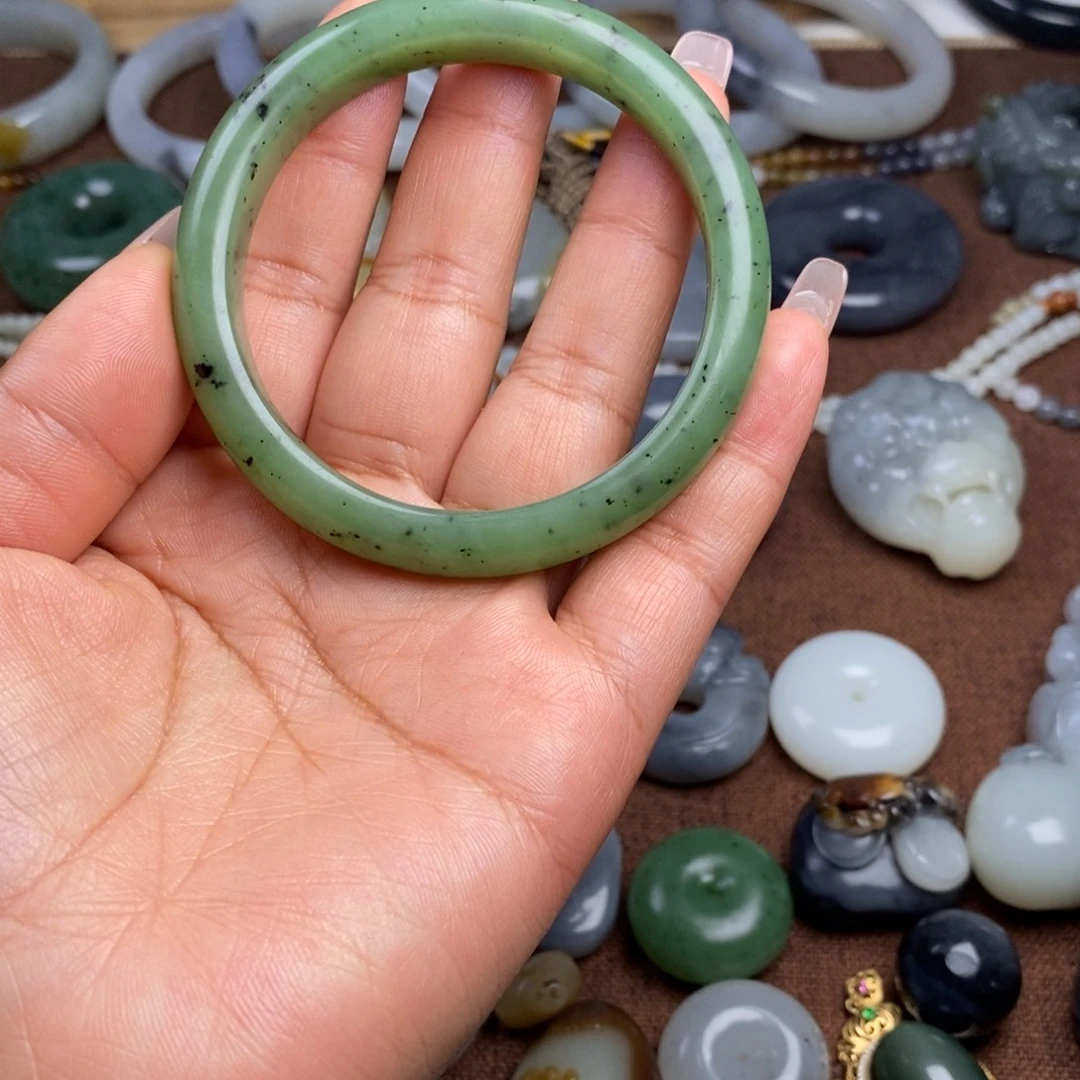 高***高和田玉未镶嵌颈饰