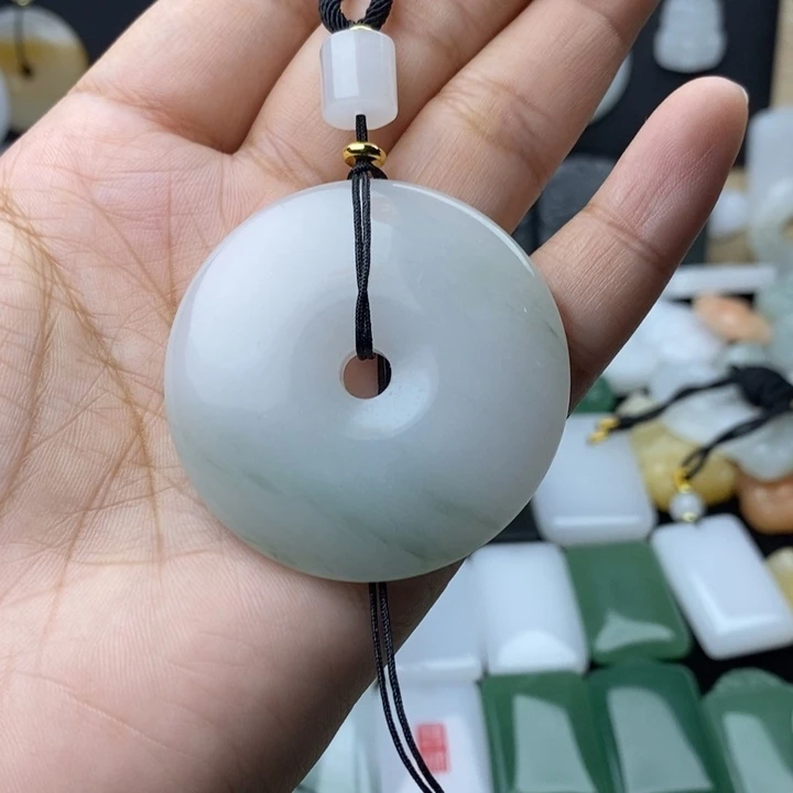 用***8石英质玉未镶嵌颈饰