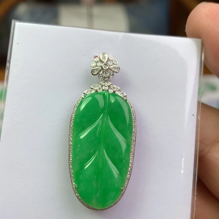 翡翠18K金镶嵌颈饰