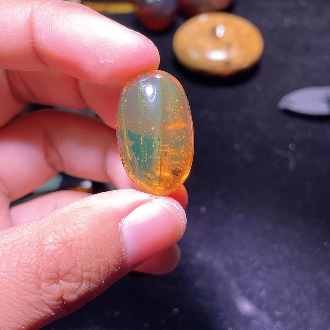 琥珀裸石未镶嵌，