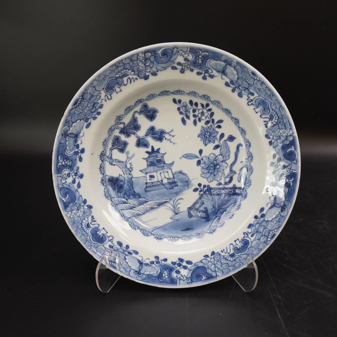 Lot.25070779清乾隆青花亭台楼阁花卉纹赏盘 直径：约23.5cm