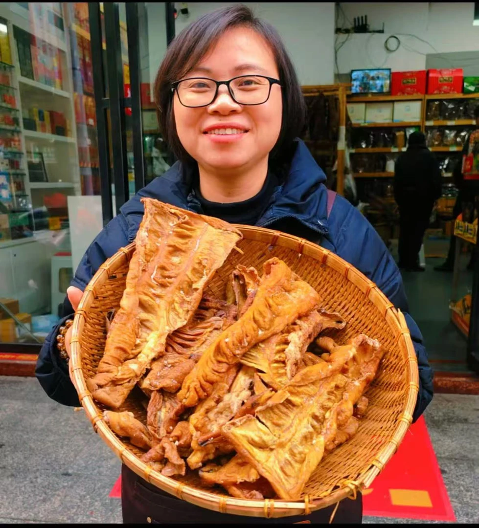 湖南农家米糠谷壳烟熏开边片肠 干锅爆炒