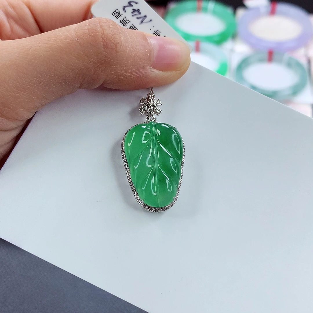 颈饰18K金镶嵌翡翠亲****