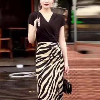 2025夏季新款气质百搭通勤显瘦高级感斑马纹时尚包臀高腰半身裙