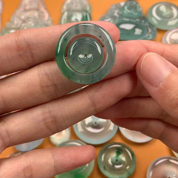 翡翠未镶嵌颈饰…..