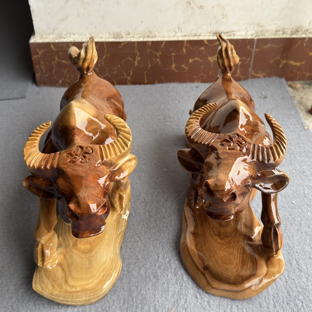 雕刻牛摆件香樟木生肖牛实木质，一对。气势如虹。