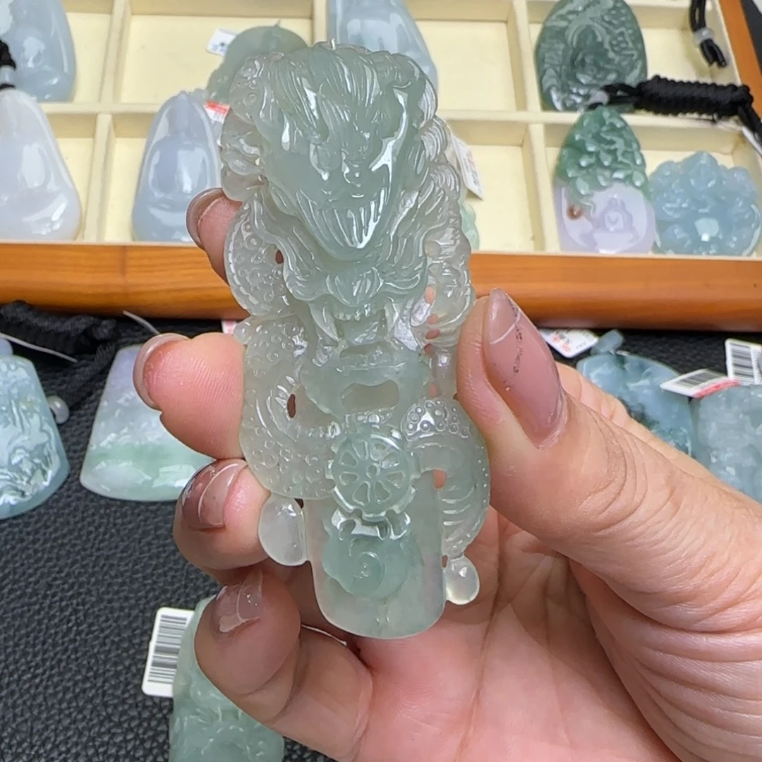 翡翠未镶嵌颈饰。