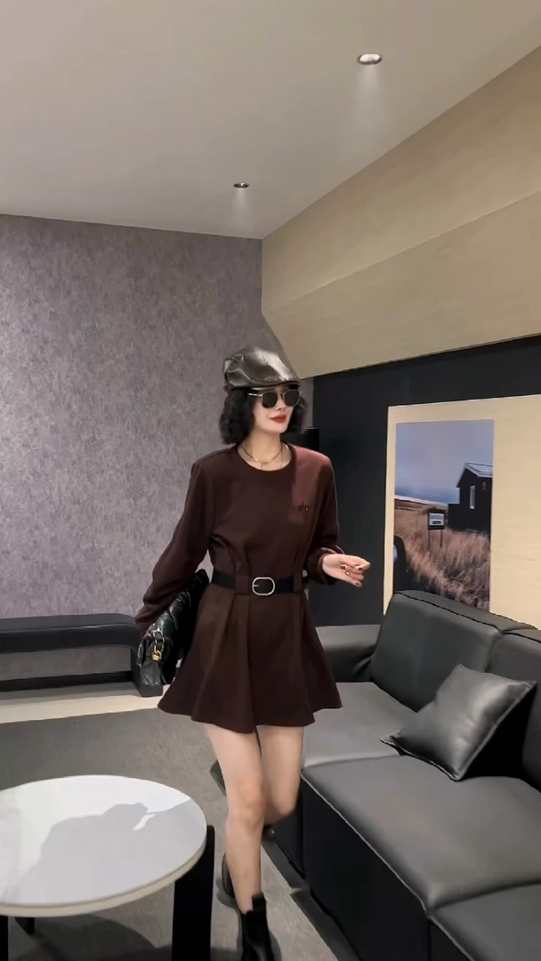 秋季新款简约修身纯色显瘦轻职风圆领长袖连衣裙