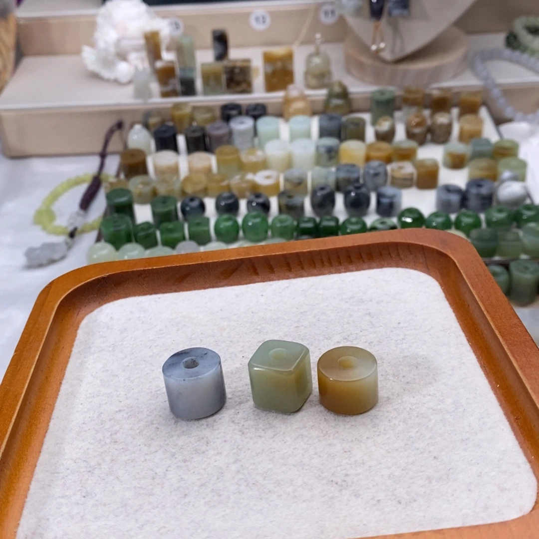 高***高和田玉未镶嵌颈饰买断