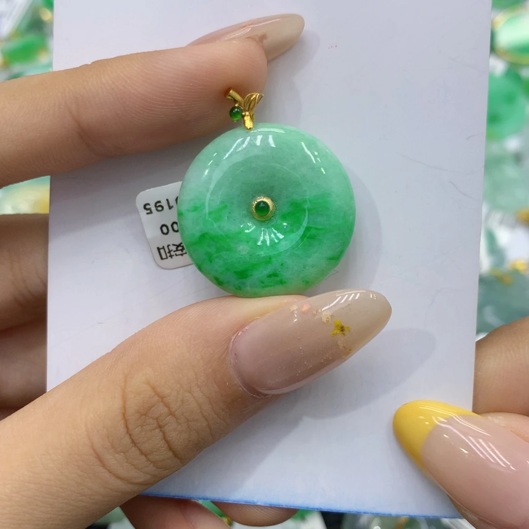 颈饰18K金镶嵌翡翠