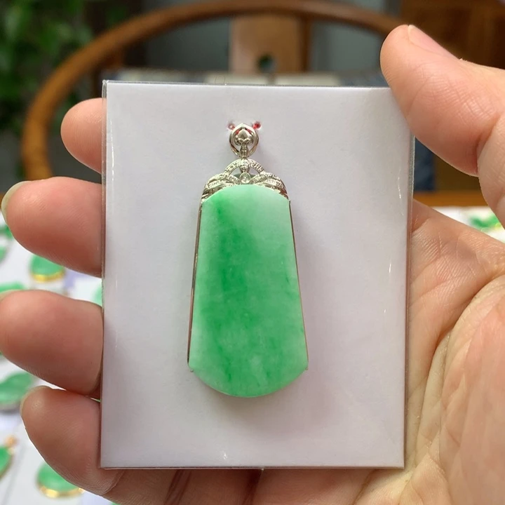 翡翠颈饰18K金镶嵌翡翠吊坠