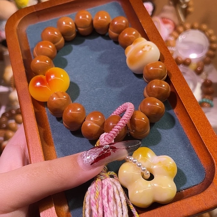 木***晚猴头核桃吊坠玻璃底屁桃手持绿挂花