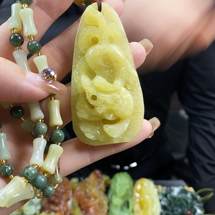 蛇纹石玉吊坠未镶嵌