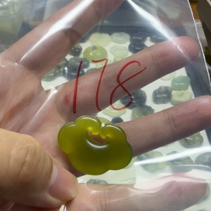 透闪石-蛇纹石玉吊坠未镶嵌