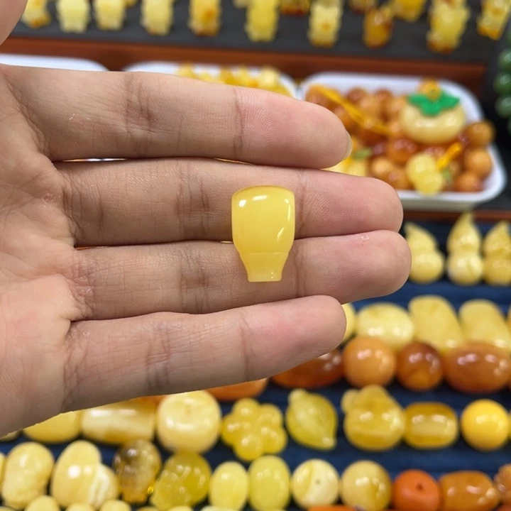 琥珀未镶嵌裸石卡12加金白三通一颗