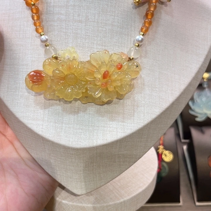 蛇纹石玉颈饰未镶嵌