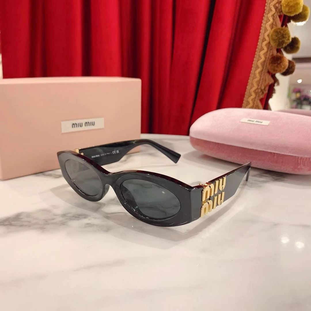 95新 MIU MIU/缪缪 金色logo黑框墨镜/96550462