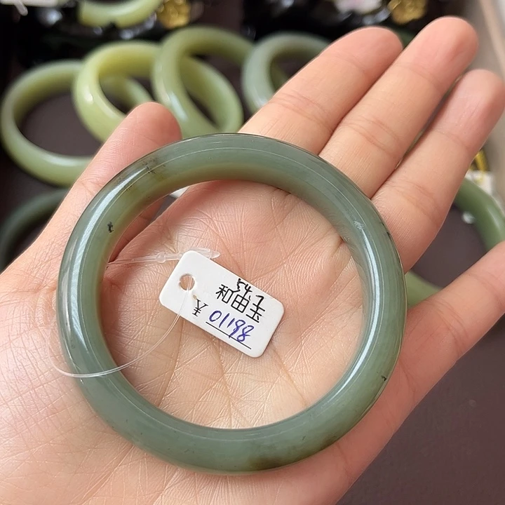 和田玉未镶嵌手镯