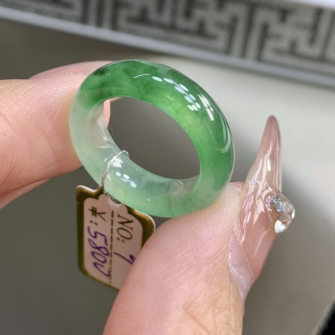 9号冰辣绿天然缅甸翡翠戒指 冰绿色 尺寸15-6.2-3.9mm