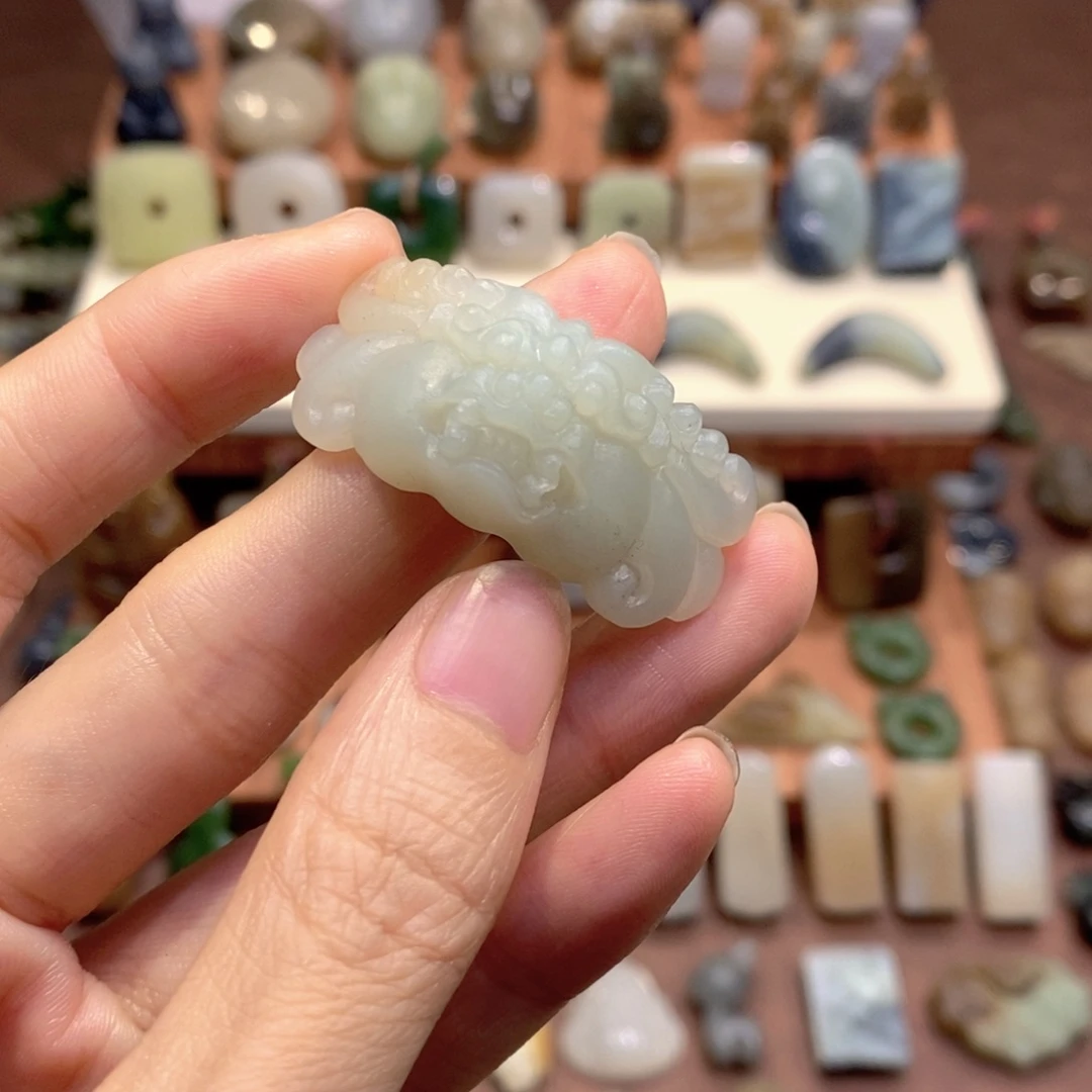 ****柒和田玉未镶嵌颈饰