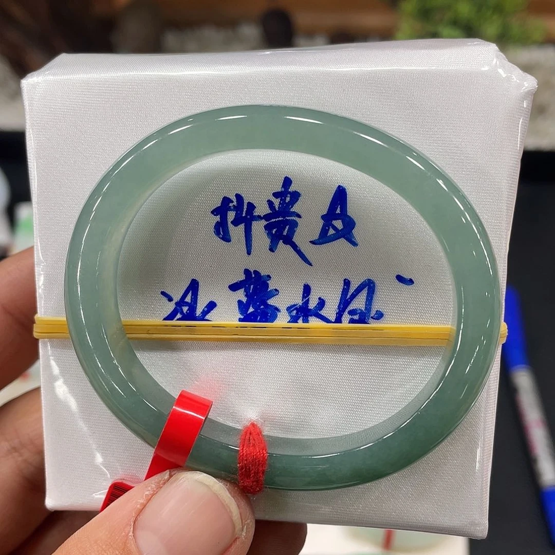翡翠手镯未镶嵌翡翠