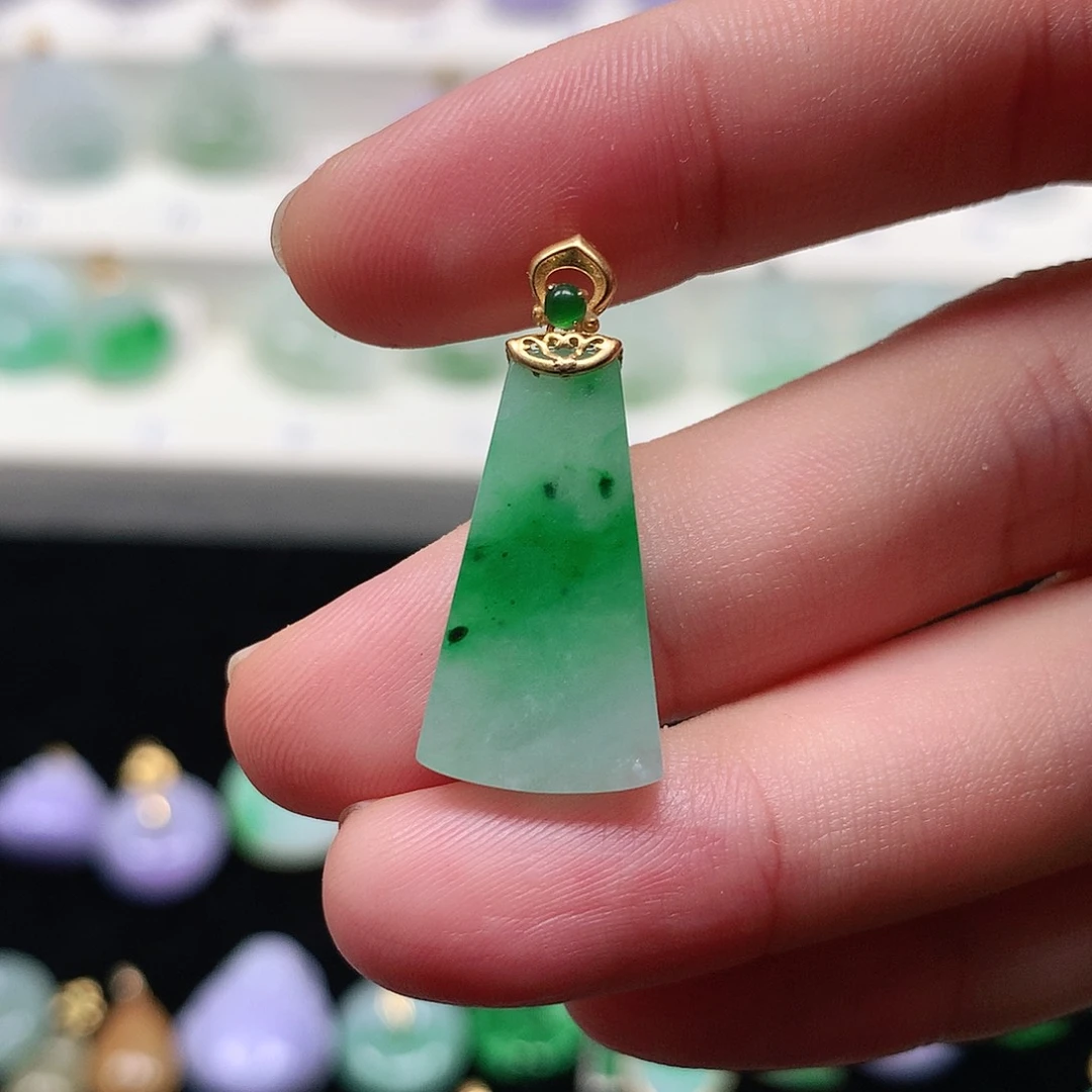 颈饰18K金镶嵌翡翠翡翠吊坠
