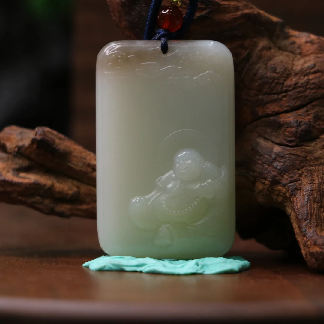 13和田玉金山糖白弥勒佛挂件/168922保利山东拍卖