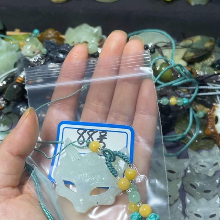 蛇纹石玉颈饰合金