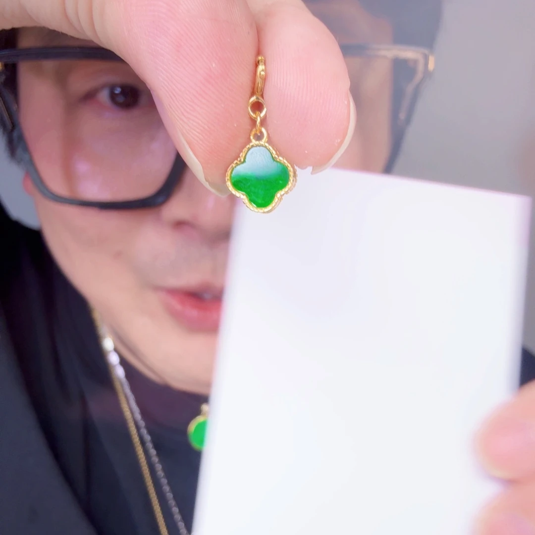 翡翠未镶嵌颈饰一件