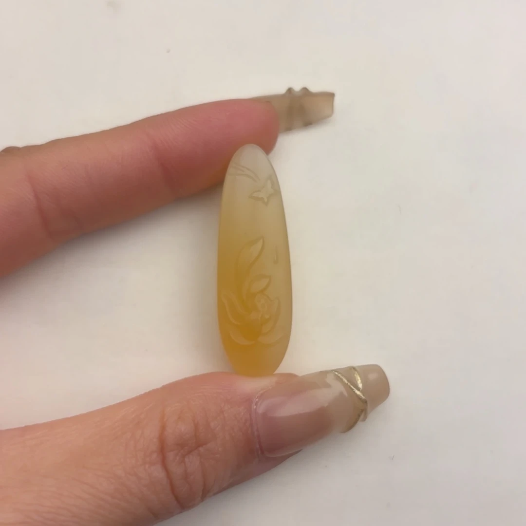 寒***雪石英质玉未镶嵌黄蜡石挂件