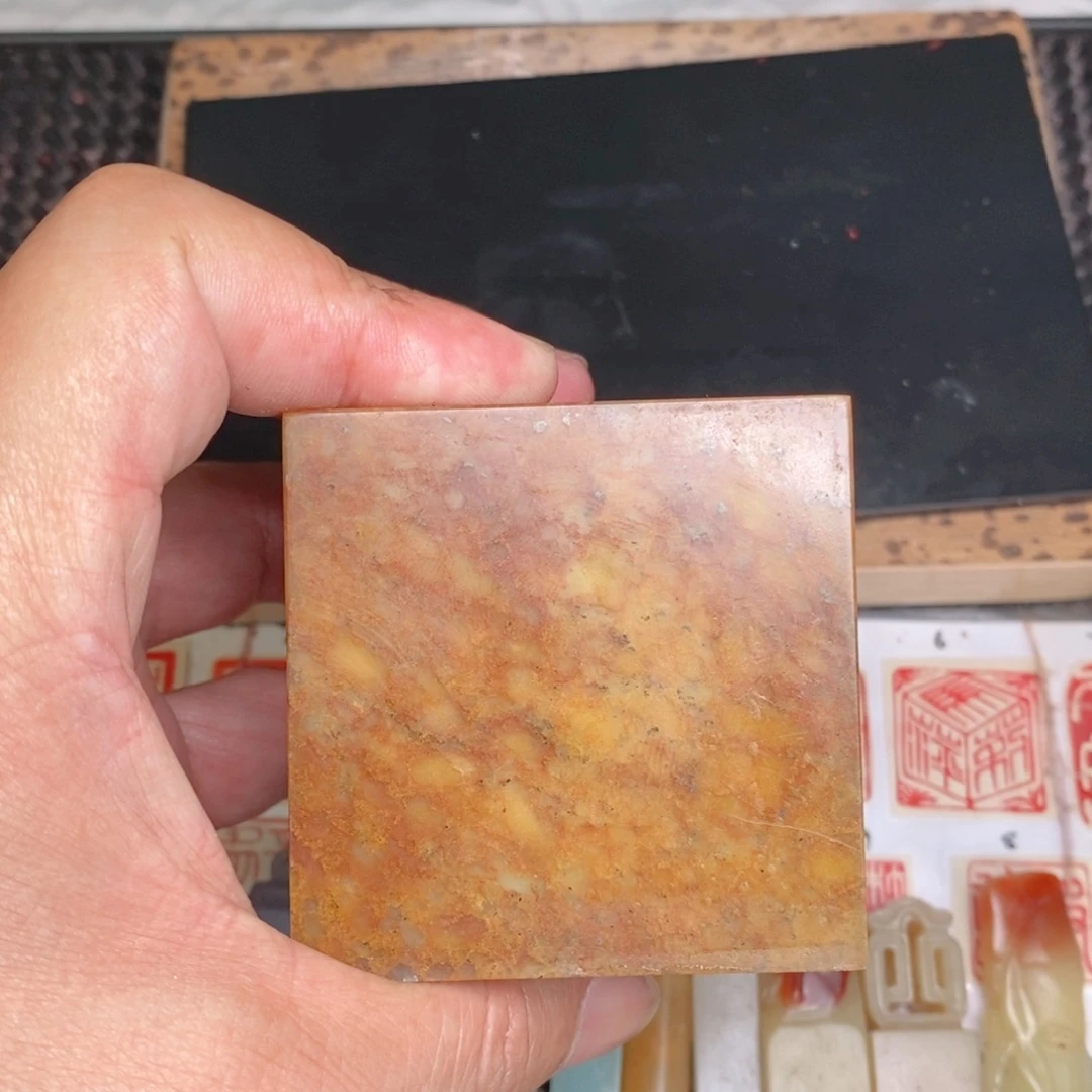 心***闲寿山石印石我们可以看到这个