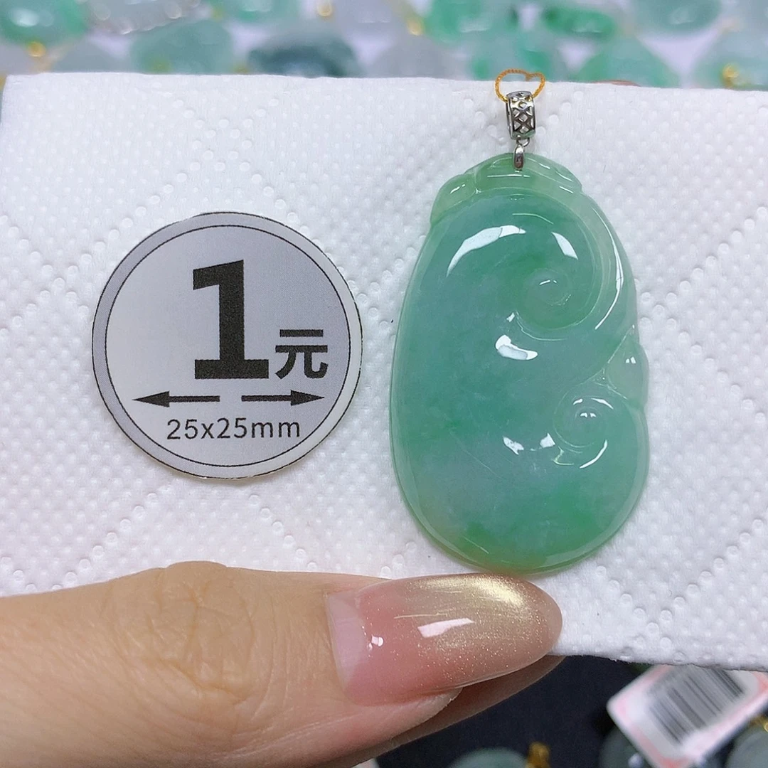 颈饰18K金镶嵌翡翠挂件