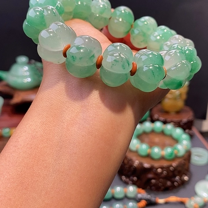 昆***山石英质玉（非洲翠）未镶嵌挂串