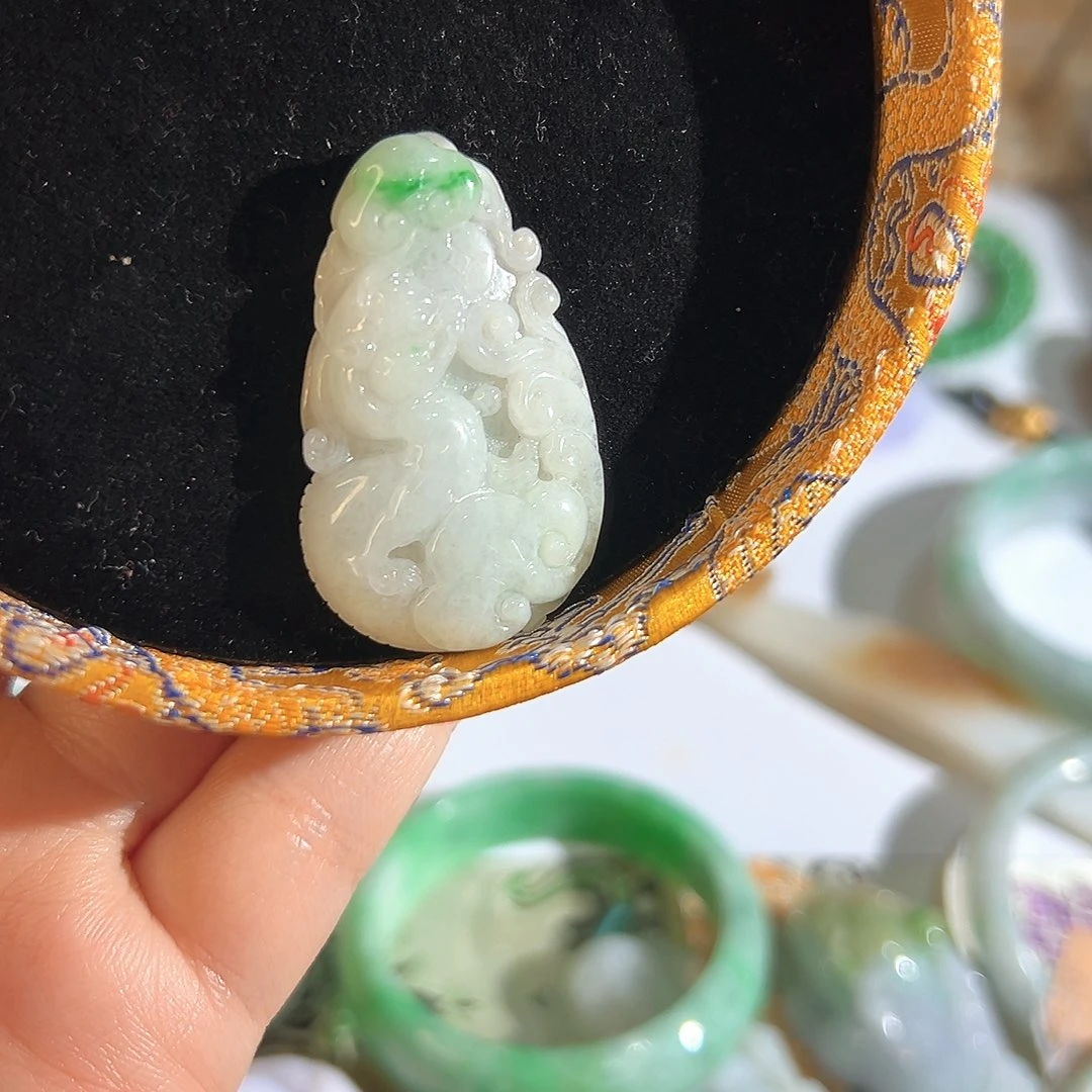 翡翠未镶嵌颈饰翡翠白底青俏色招米貔貅特价不退