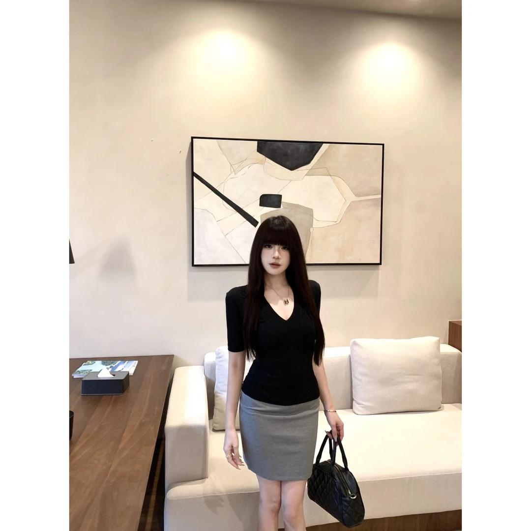 辣妹显瘦纯欲风气质隐贵感质感V领精致版型上衣+高腰包臀裙