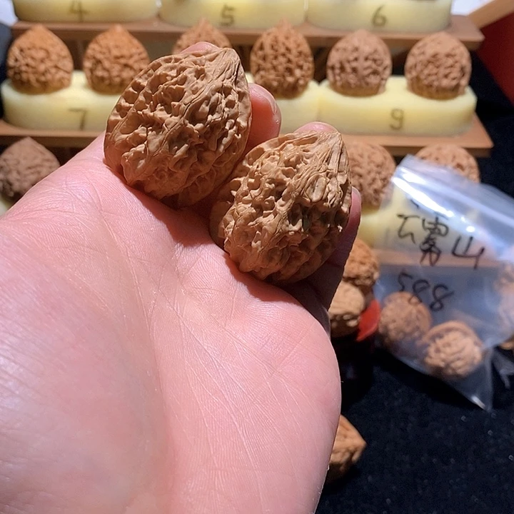 文玩核桃手把件十三陵鸡心