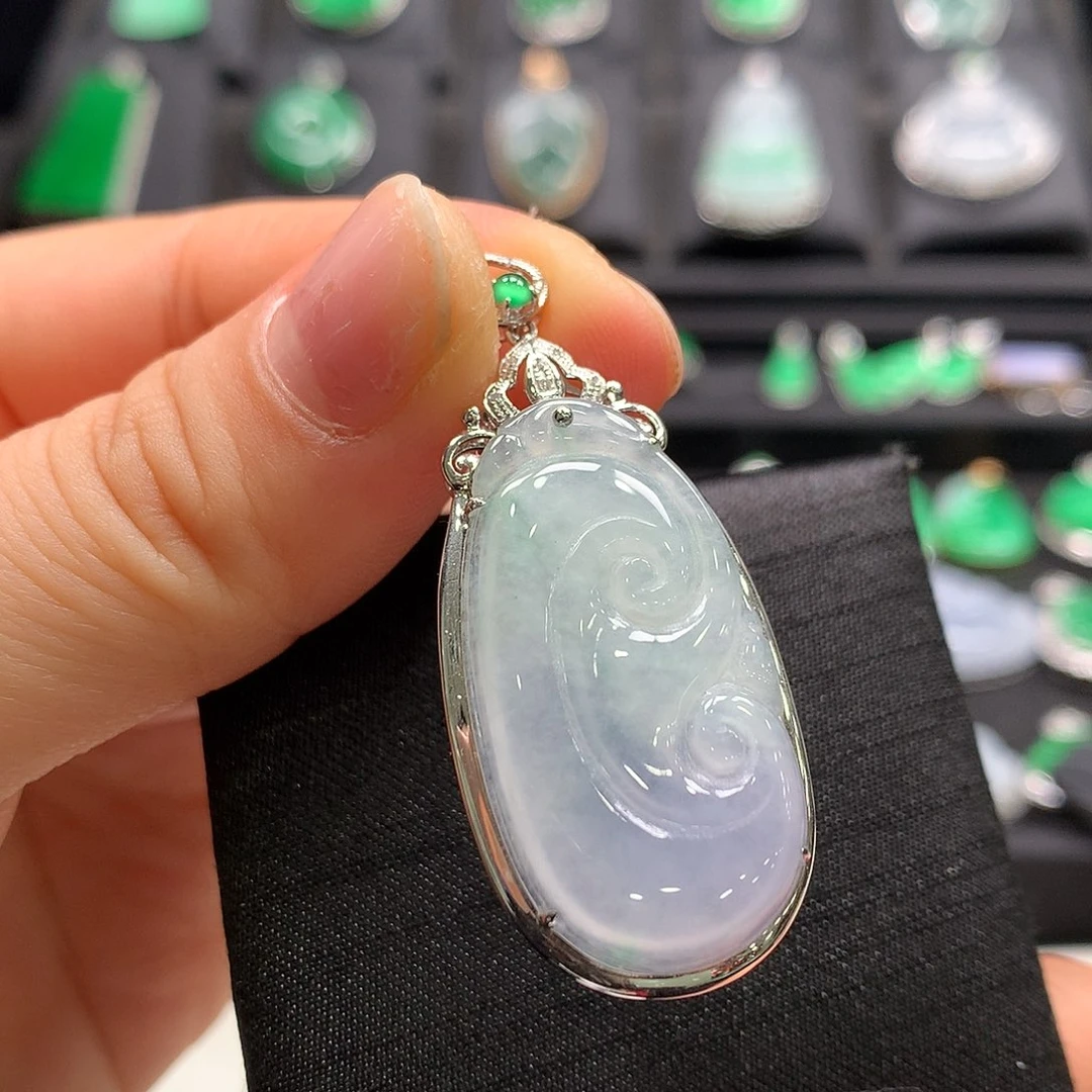 翡翠18K金镶嵌颈饰如意