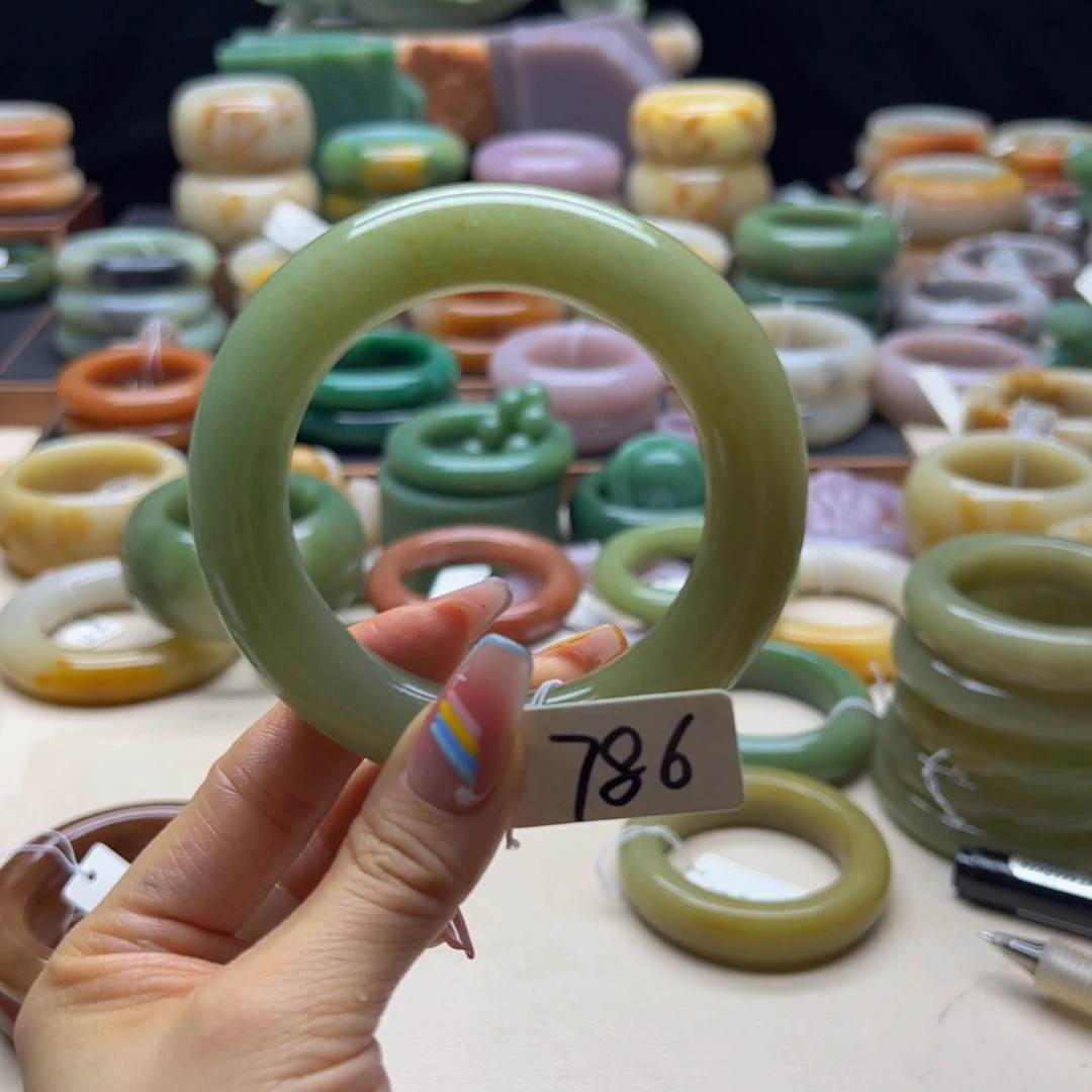 石英质玉未镶嵌手镯夭*