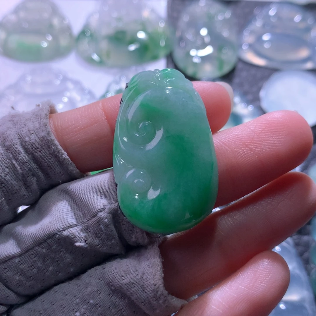 翡翠未镶嵌颈饰如意