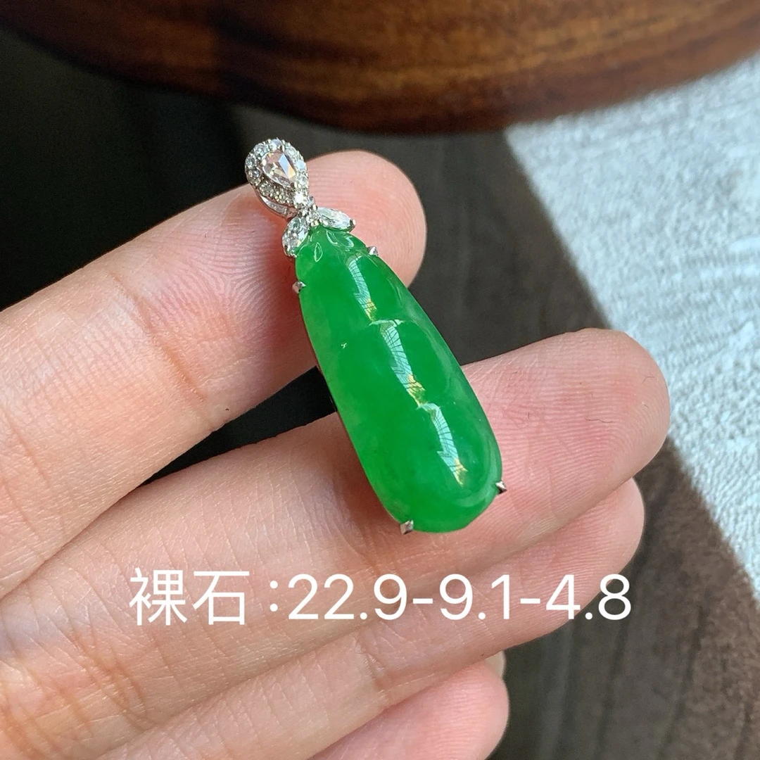 满绿四季福豆吊坠A 1106天然缅A翡翠 18k金镶裸石22.9-9.1-4.8mm