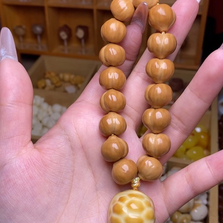 吊坠猴头核桃蜜桃臀手持搭配