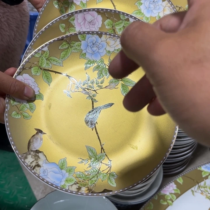 瓷片琴瑟八寸浅盘四个瑕疵明显