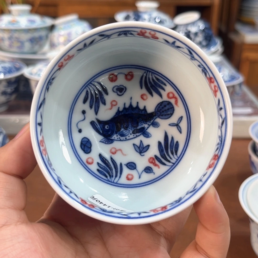 手工手绘青花釉里红鱼藻主人杯