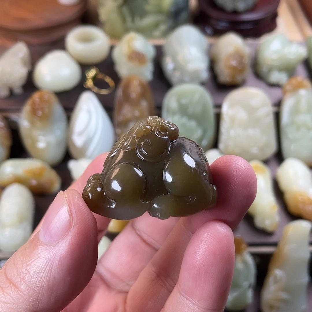 和田玉未镶嵌吊坠(不含链)回头貔貅