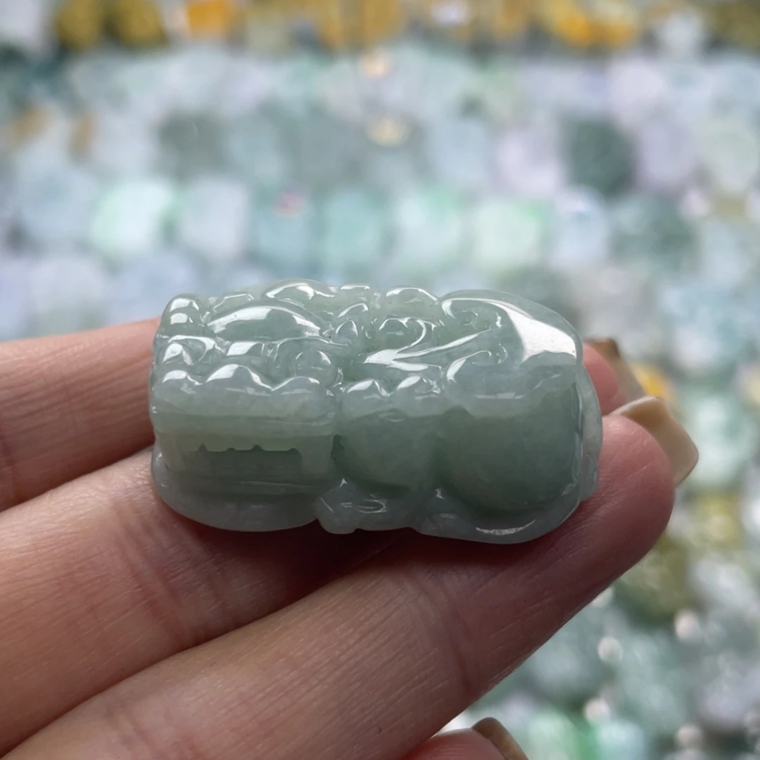 翡翠未镶嵌颈饰貔貅