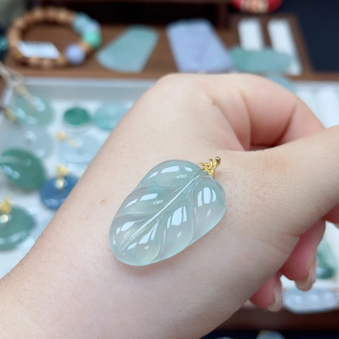 翡翠18K金镶嵌颈饰叶子