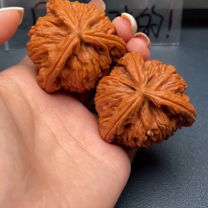 往***。文玩核桃吊坠白狮子