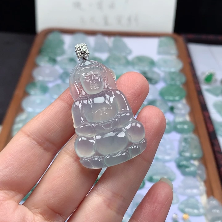 颈饰18K金镶嵌翡翠冰种正装观音