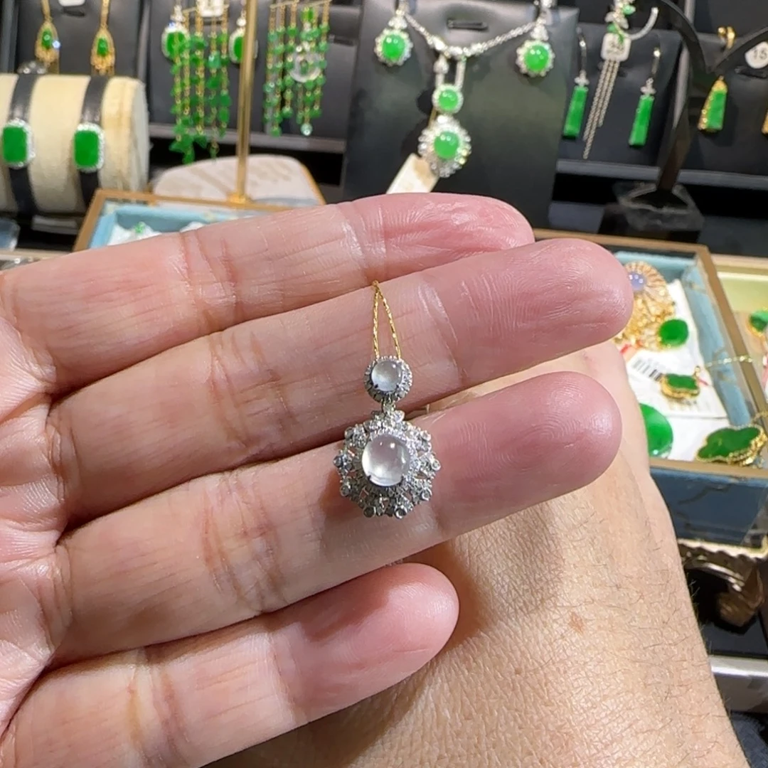 翡翠18K金镶嵌颈饰吊坠