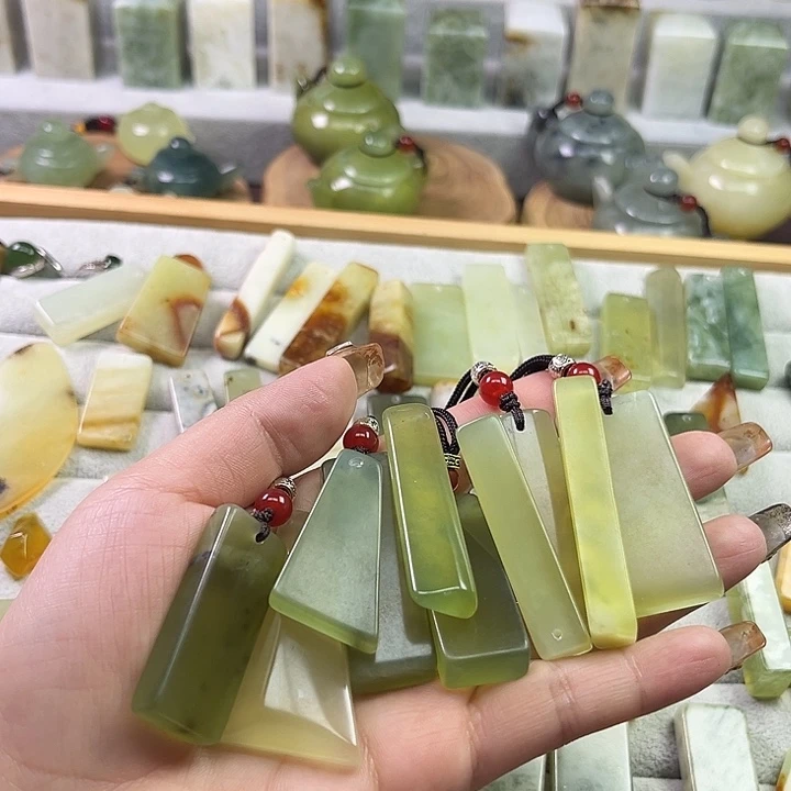 爱***新蛇纹石玉未镶嵌项圈